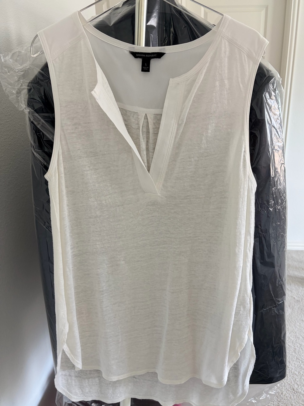 NWOT Banana Republic Linen White Split-Neck Sleeveless Tank Small